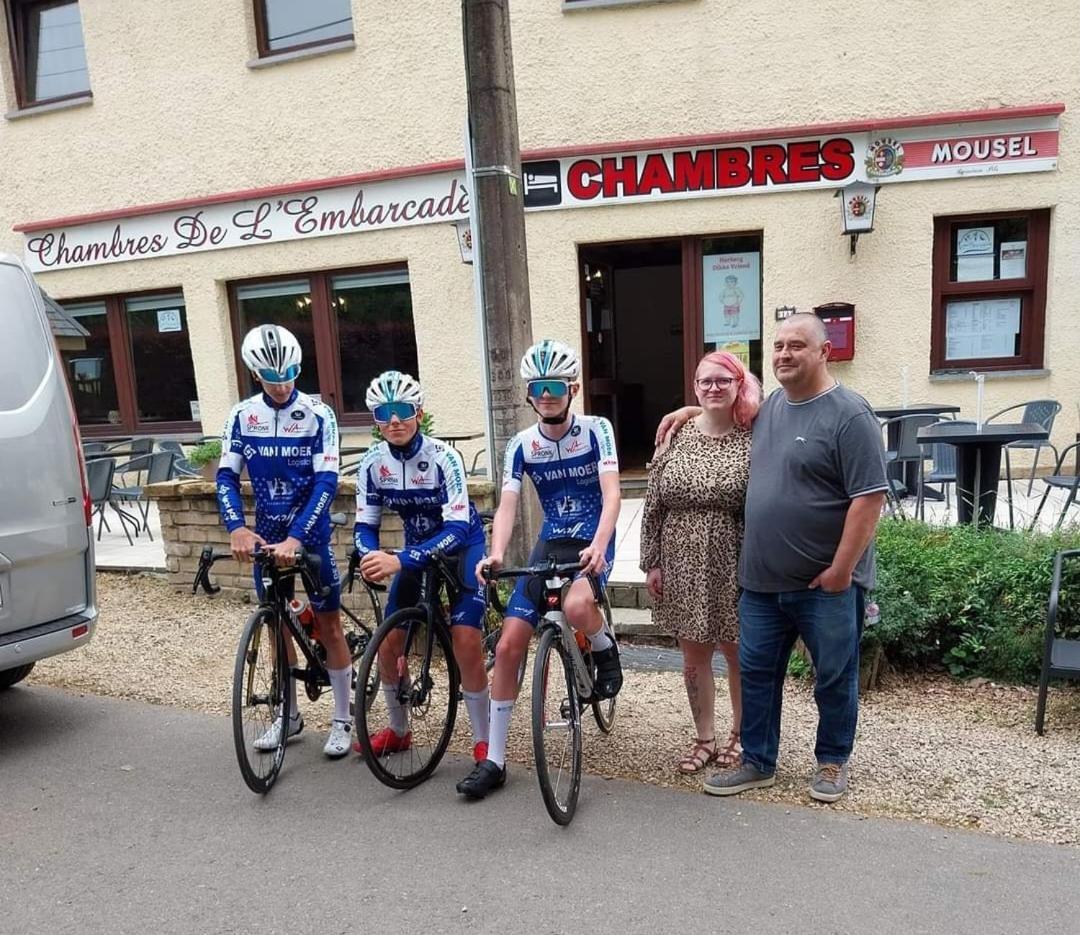 Dikke Vriend , Herberg & Taverne Chiny Exterior foto